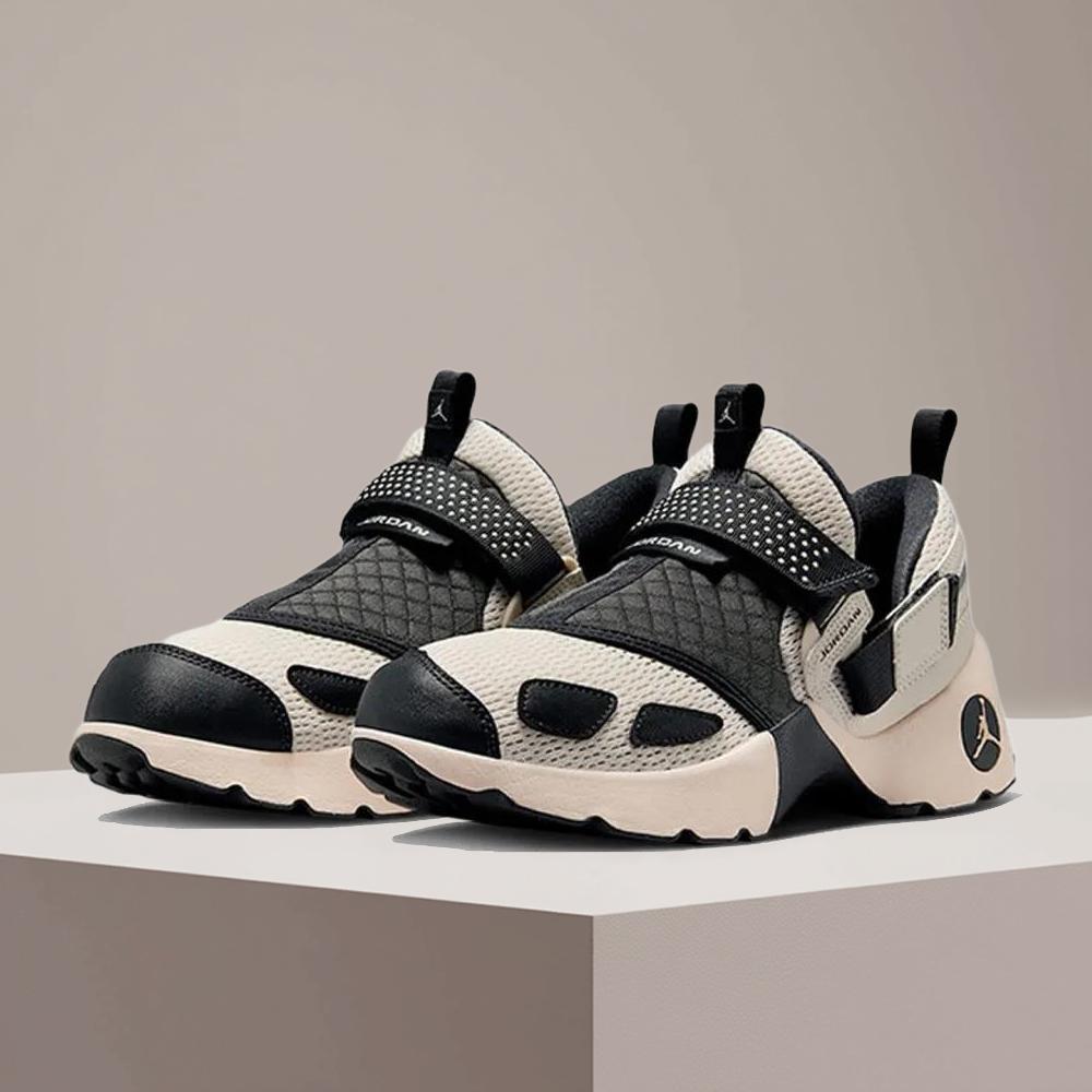 Women Shoes Running Nike - Nike TRUNNER LX: Sepatu Lari Wanita